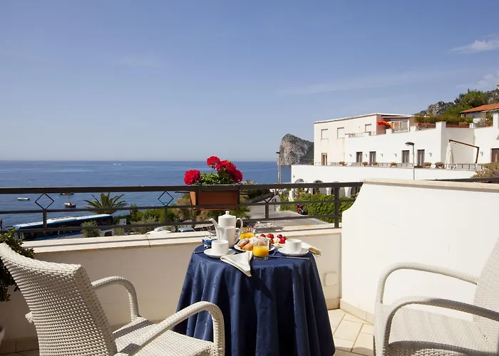 Hotel Punta Campanella & 4*