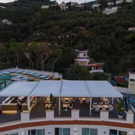 Hotel Punta Campanella & 4*