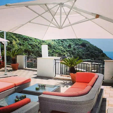 Hotel Punta Campanella & 4*