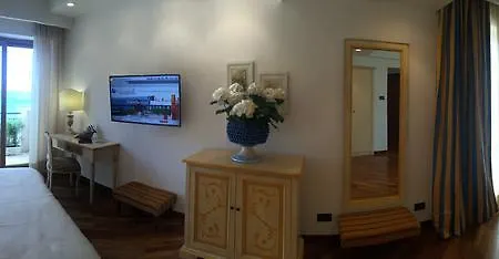 מלון Punta Campanella & 4*