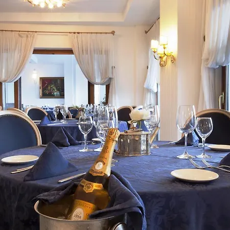 Hotel Punta Campanella & 4*